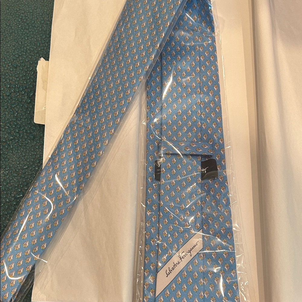 Salvatore Ferragamo Red Box with Blue Patterned Tie - Picture 4 of 4
